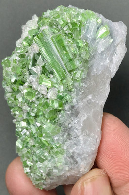 Natürlicher Turmalin auf Quarz Kristall Präparat Afghanistan Mineral 106 Gramm