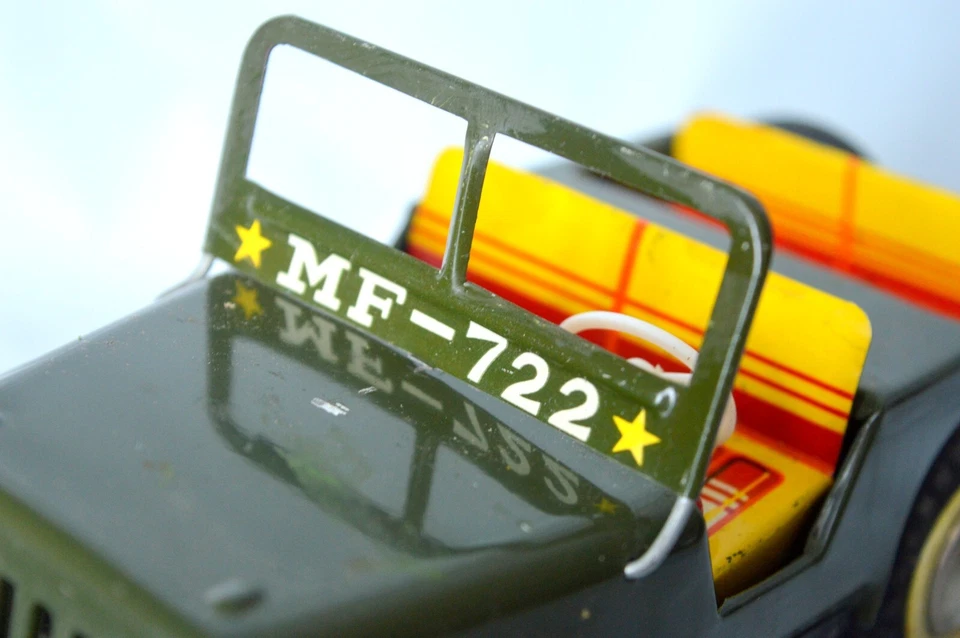 VINTAGE CHINA LAND ROVER FRICTION MT 722 TIN CAR TOY AUTO IN ORIGINAL BOX - Image 3 of 4