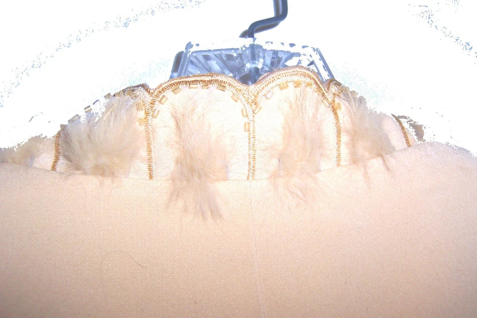 Chaqueta larga Faith dorada con cuentas con detalles de plumas talla grande 18 Foto 3 de 4