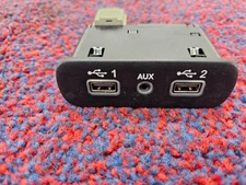 DODGE CHALLENGER GT 17-23 OEM CENTER CONSOLE AUXILIARY USB MEDIA AUX PORT HUB