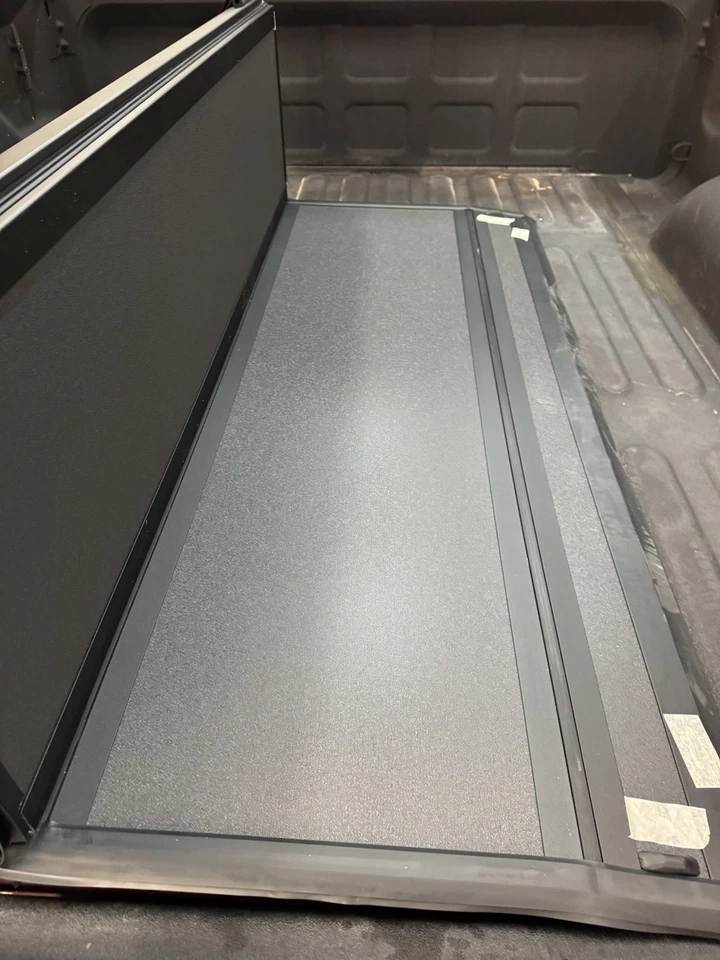 Cubierta rígida triple plegable de 6,4 ft para Dodge Ram 1500 2009-2025 en la parte superior Foto 4 de 4