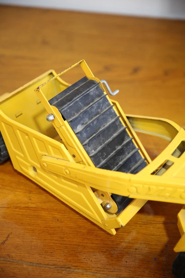Vintage Nylint Elevating Scraper Earth Mover Yellow 1970's Pressed Steel toy USA - Image 4 of 4