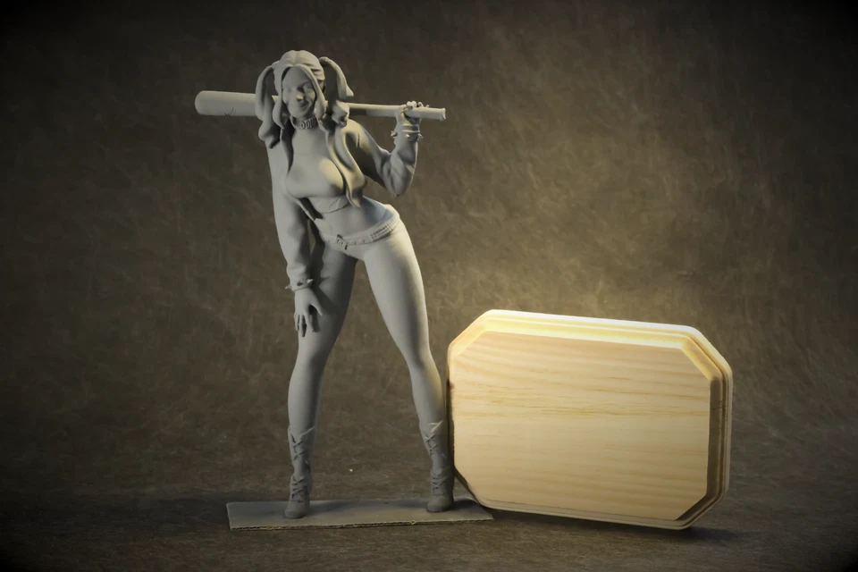 Harley Quinn - Kit de estatua impresa en 3D grado coleccionista (con base de madera) Foto 3 de 4