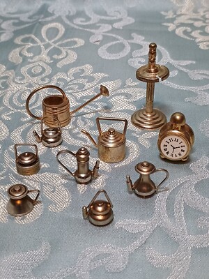 Konvolut Miniatur Vitrinenobjekte aus Messing, Gießkanne, Wecker, Teekannen,