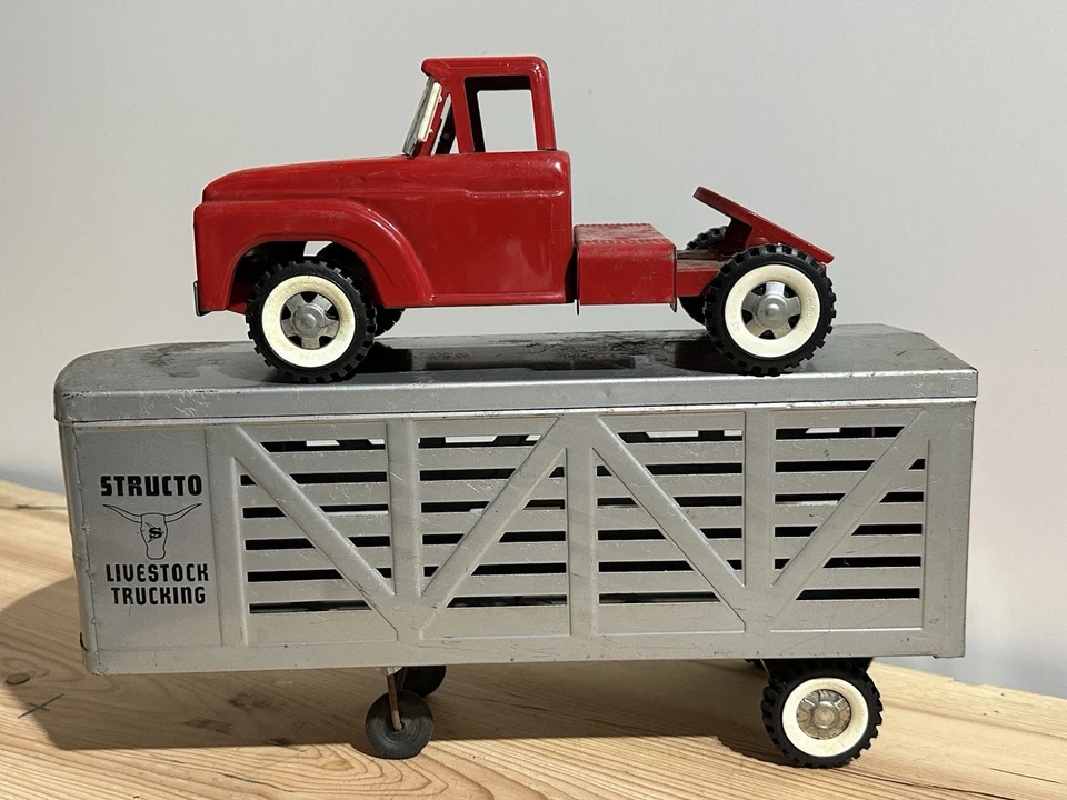Structo Lvestock Trucking 1960s Red Cab Silver Trailer Nice Decals (ORIGINAL) - Image 3 of 4
