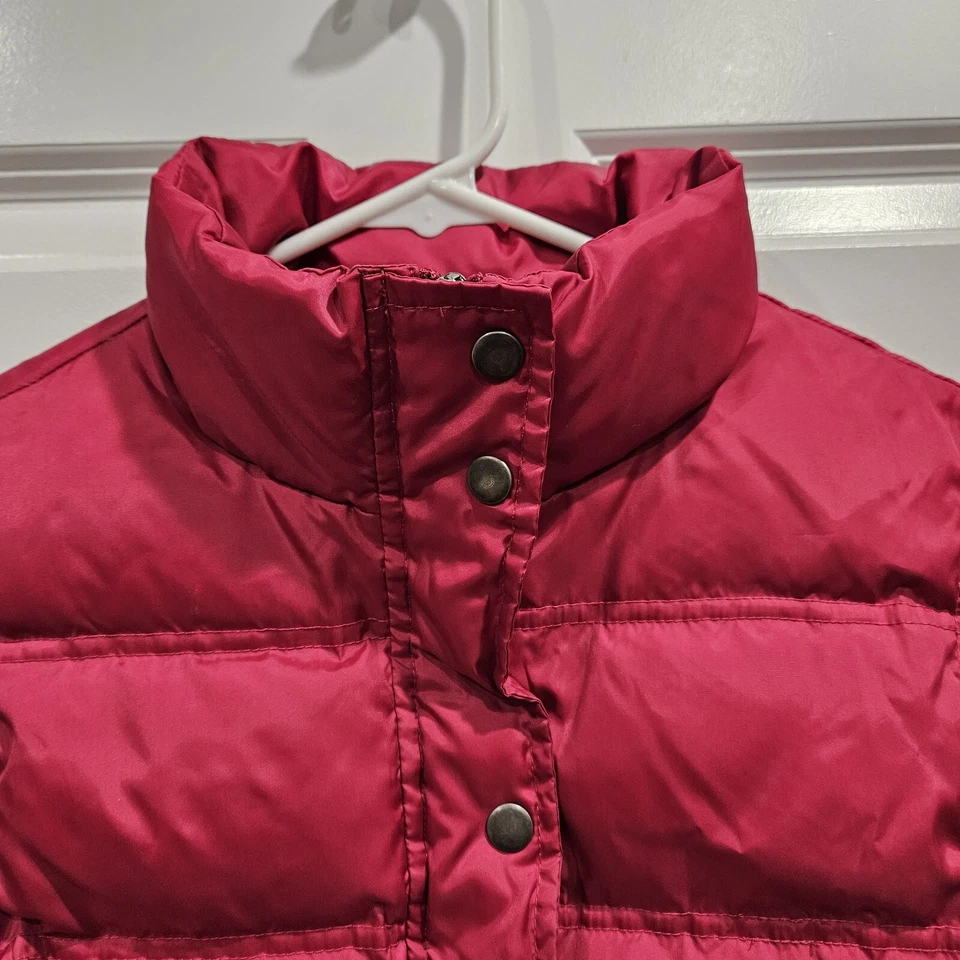 Chaleco acolchado Fossil Down para mujer talla S rojo arándano cremallera completa y cierre a presión Foto 4 de 4