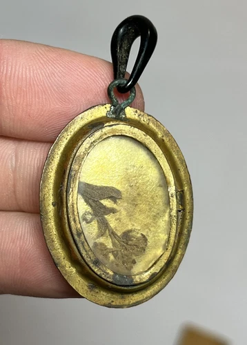 ANTIQUE VICTORIAN RELIGIOUS RELIQUARY PENDANT GLASS LOCKET RELIC NECKLACE