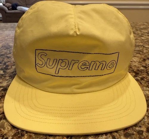 Casquette snapback jaune 5 panneaux Supreme Kaws Chalk Box logo authentique