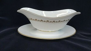 oxford china milburne pattern gravy boat with attached underplate