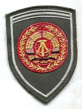 DDR: &Auml;rmelabzeichen: NVA F&auml;hnrich (37)
