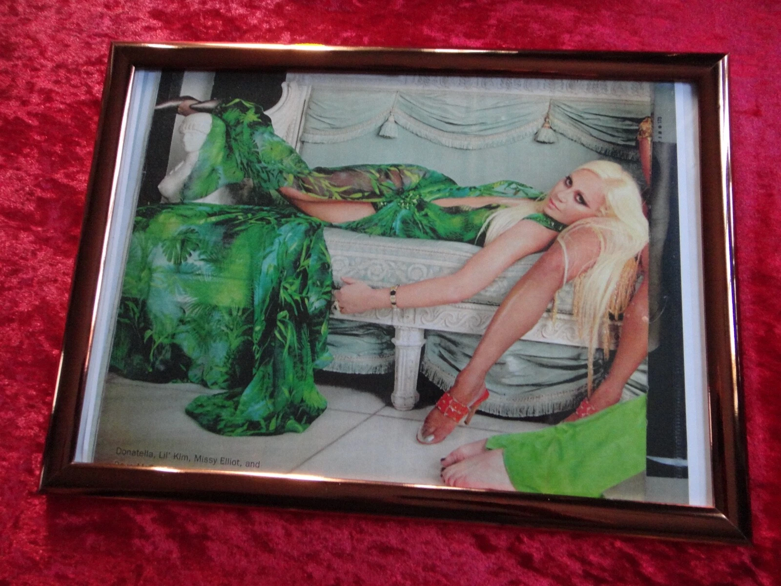 DONATELLA VERSACE IN THE GREEN JLO ABITO MODA ICONA HIP HOP MEMORABILIA