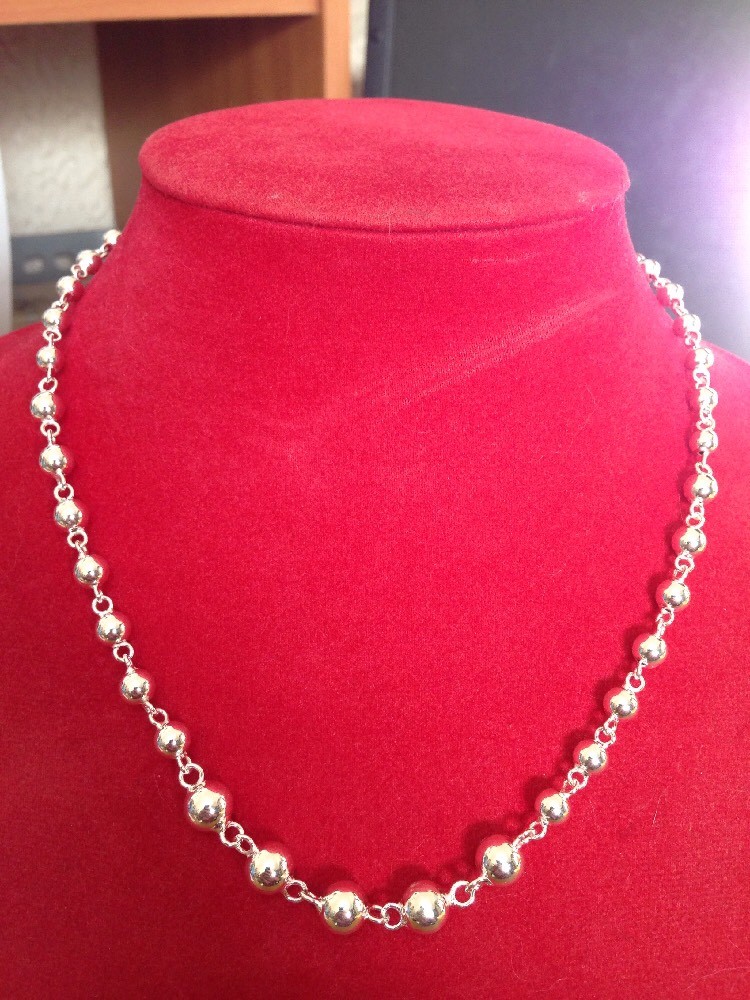 Collier en perles d'argent poinçonné parfait pour sublimer une tenue de soirée
