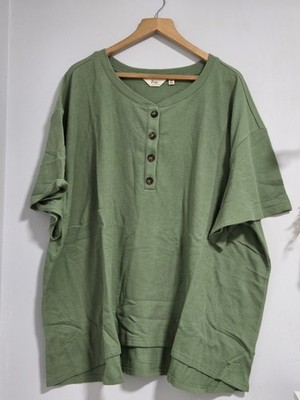 Me by Jennie Garth knit top  button-up henley neckline and short sleeves