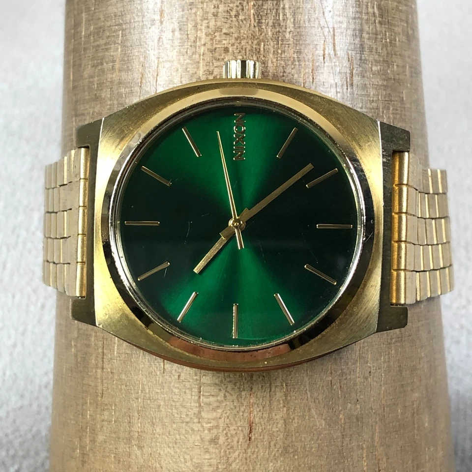 Reloj Nixon Time Teller Hombre Cuadrante Verde Tono Dorado Cuarzo Analógico 37mm 7 3/4" Foto 2 de 4