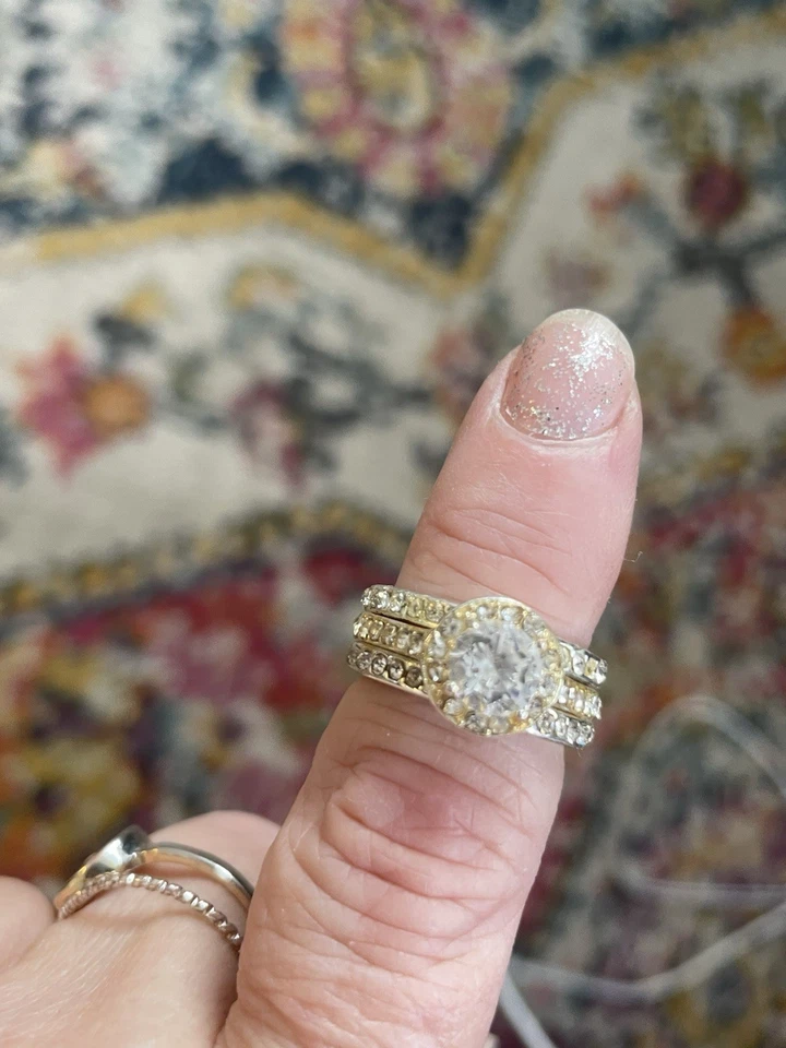 Anillo AVON CZ Tono Dorado 3 Piezas Anillo Talla 5 Foto 3 de 4