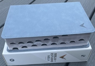 Biblia de Estudio NBLA, Leathersoft, Interior a Dos Colores gris Con Índice 