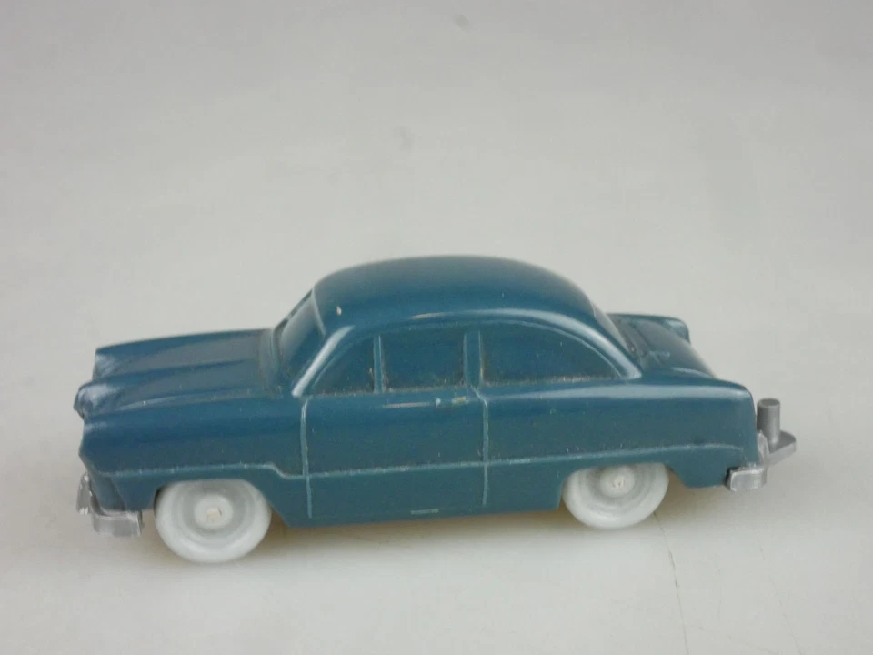 Wiking 1/87 Ford Taunus Weltkugel dunkelgraublau unverglast 132779