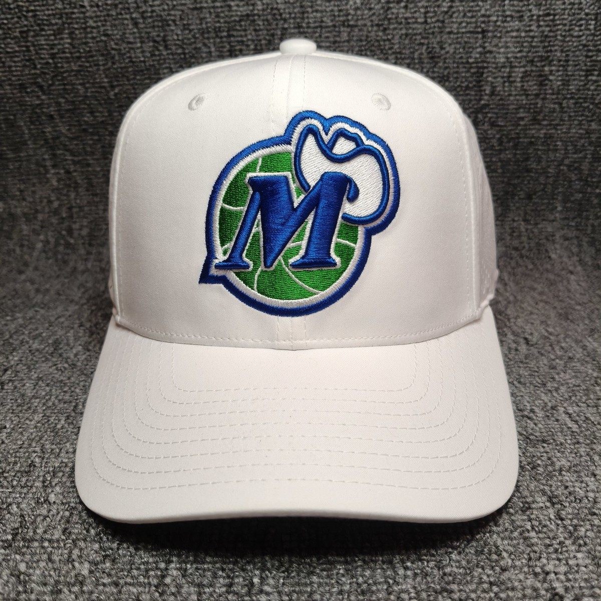 Mitchell & Ness Dallas Mavericks White Snapback Hat Throwback Logo NBA