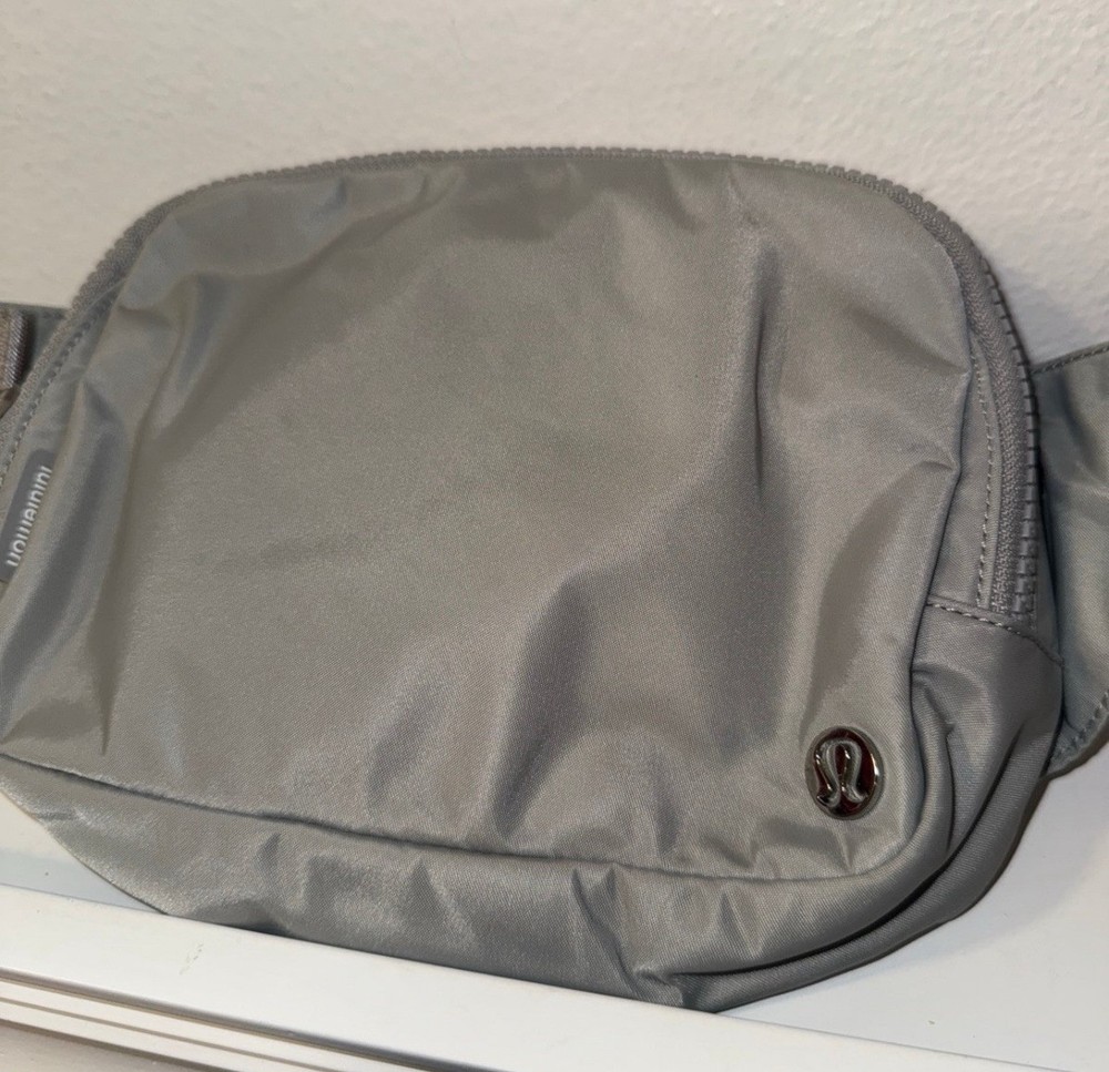 Used Everywhere Belt Bag 2L in Gray