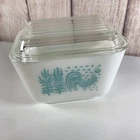Vintage Pyrex AMISH BUTTERPRINT #501 Refrigerator Dish w/Lid - White & Turquoise