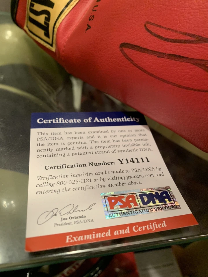 vintage thomas “the hitman” hearns autographed boxing glove and magazine PSA🔥 - Image 3 of 4