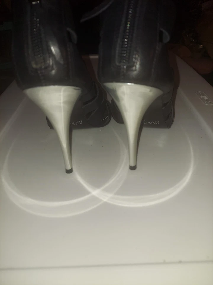 Sandalias de tacón de aguja Cathy Jean de cuero negro cromado 8,5-9 Foto 4 de 4