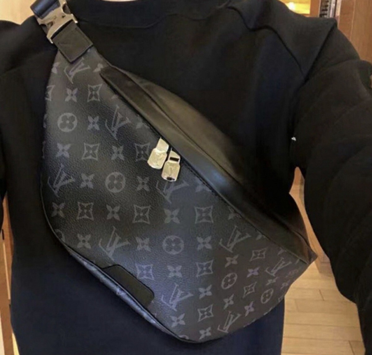 ◆機能的◆ LV ディスカバリー ベルト バッグ ショルダー 黒 Louis Vuitton Discovery Monogram Eclipse Belt Bag Black