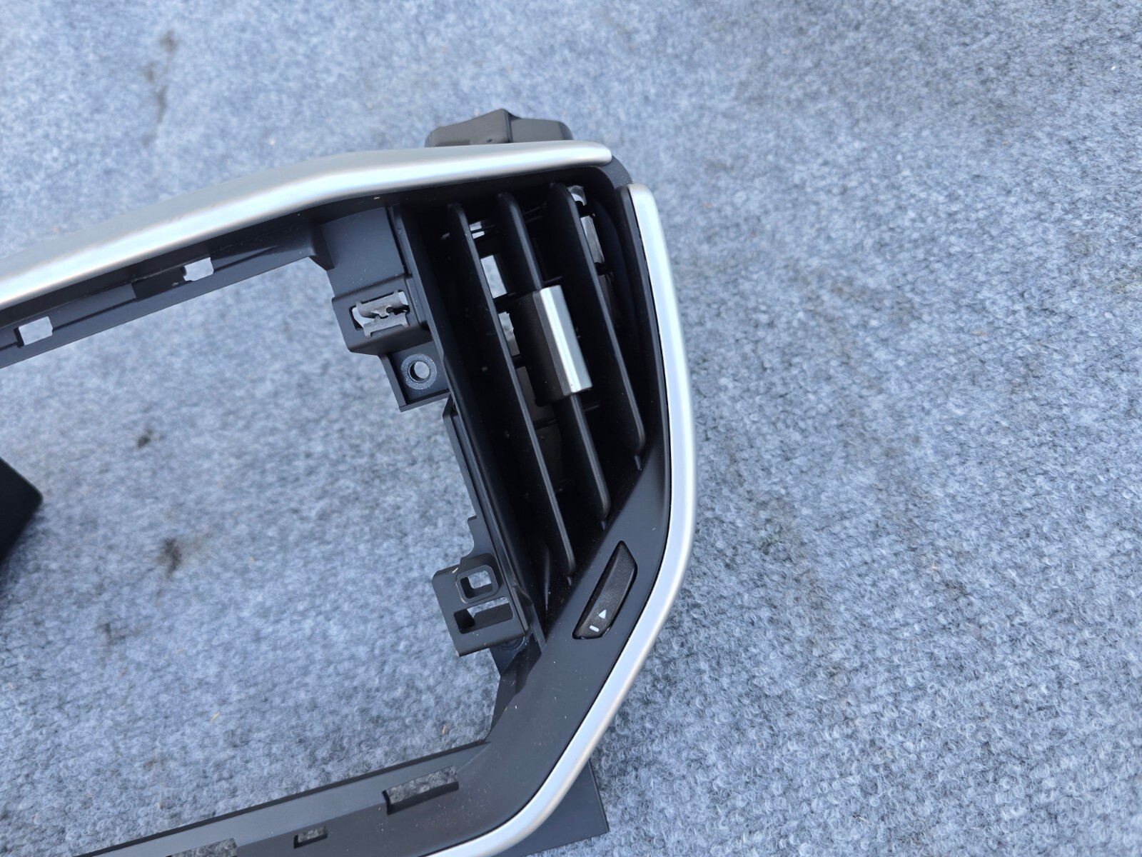 INFORMATION RADIO SCREEN TRIM BEZEL W/VENTS OEM 74K 14-19 MASERATI GHIBLI S