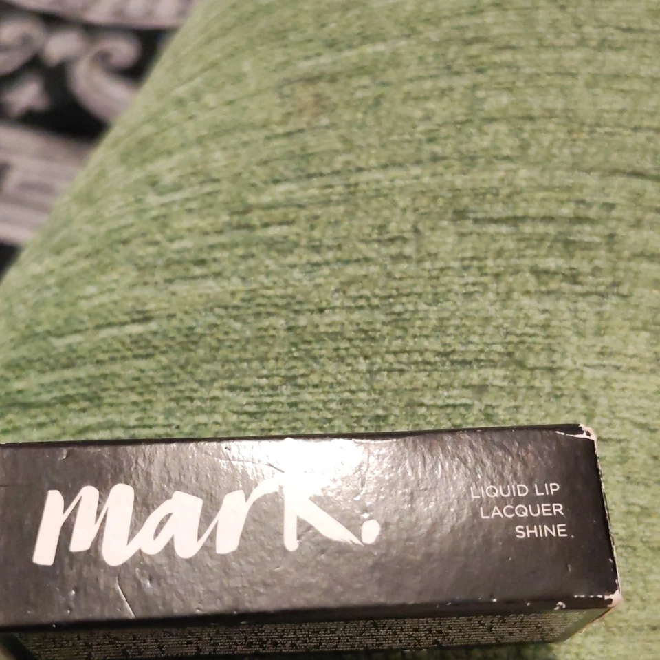 Avon mark. Liquid Lip Lacquer Shine, Red Shade, 7 ml, MPN Z110917 - image 1 of 4