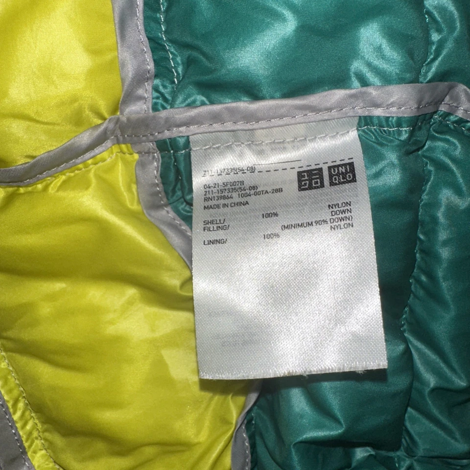  Chaqueta con Capucha Uniqlo Ultra Light Down en Bloque de Color Gris, Amarillo y Verde  Foto 4 de 4