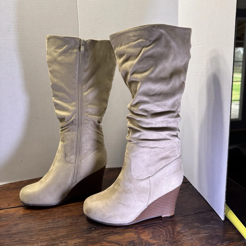 Botas de vestir Journee Collection para mujer con tacón de cuña de pantorrilla ancho neblina talla 8 piedra nueva Foto 3 de 4