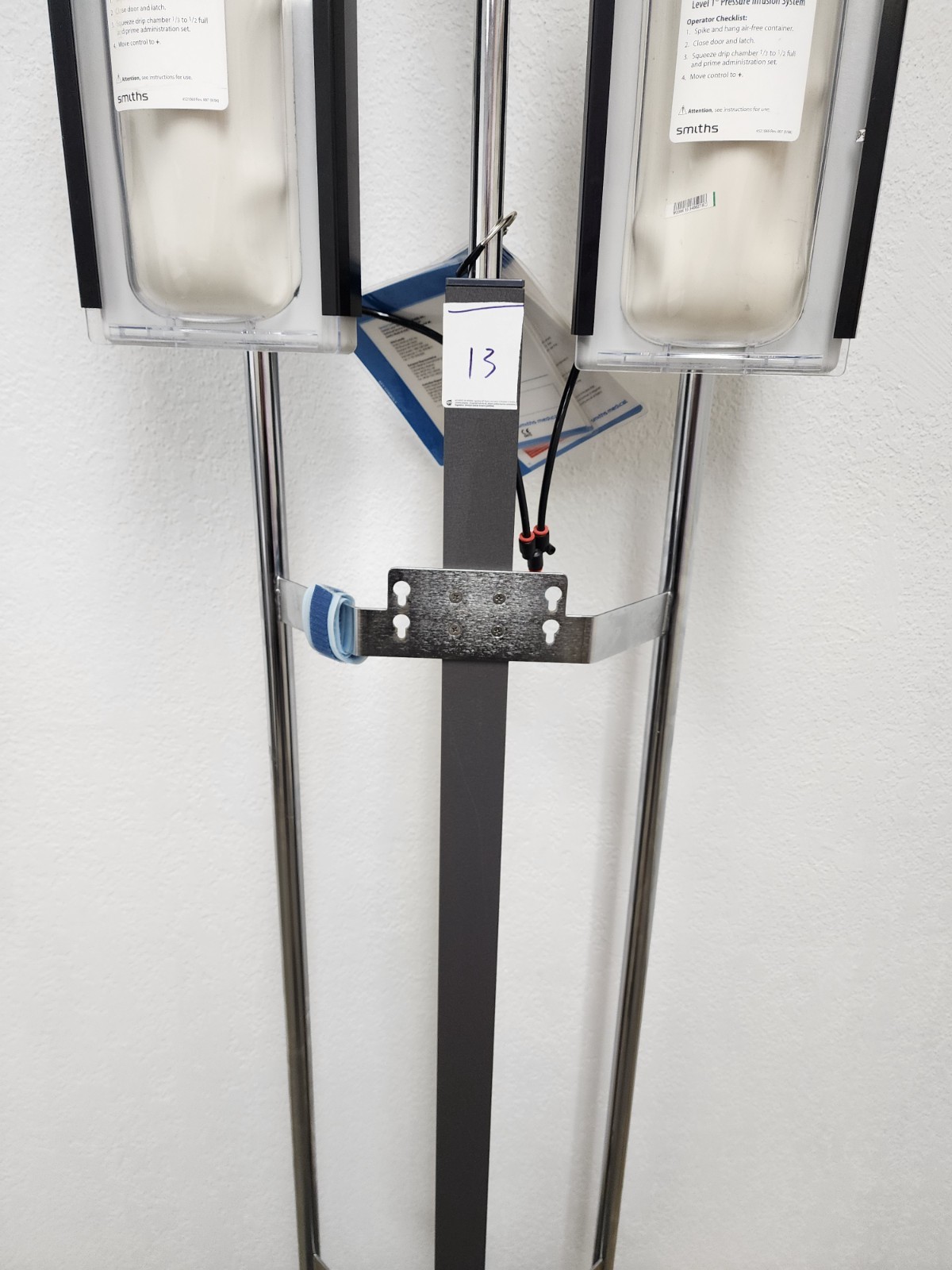 Smiths Medical Dual H-2 Pressure Chamber Level 1 on Rolling Cart w/ IV Pole