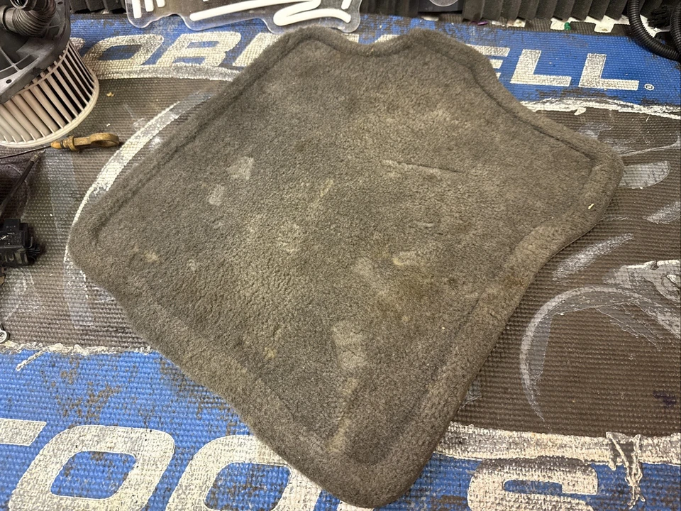 Alfombrilla trasera derecha Nissan Sentra SE-R 2002 P/N 999E2-LN001 Foto 2 de 4