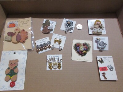 MIXED LOT OF 18 NEW BROOCHES & PINS,MOST CHRISTOPHER & BANKS, CROFT & BARROW