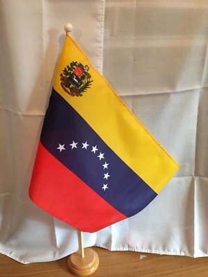 VENEZUELA MIT WAPPEN BODENSTEHENDE FAHNE & HOLZSOCKEL