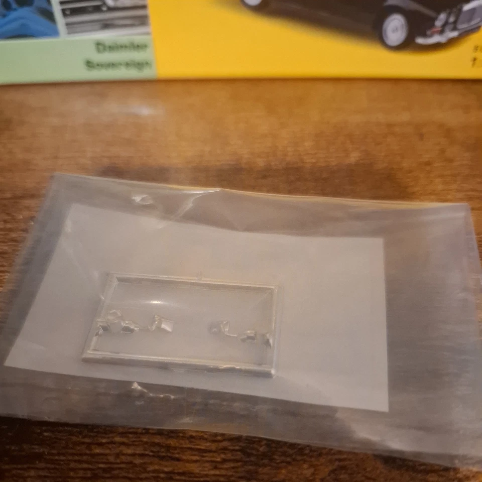 Vanguards VA08800 1:43 Daimler Sovereign Jaguar Dark Blue  - Image 4 of 4