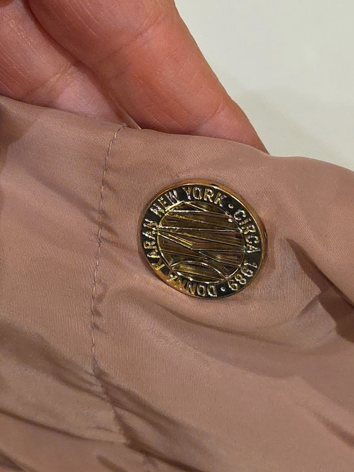 Abrigo acolchado rosa reversible con capucha DKNY para niñas 10/12 cremallera completa usado en excelente estado Foto 3 de 4