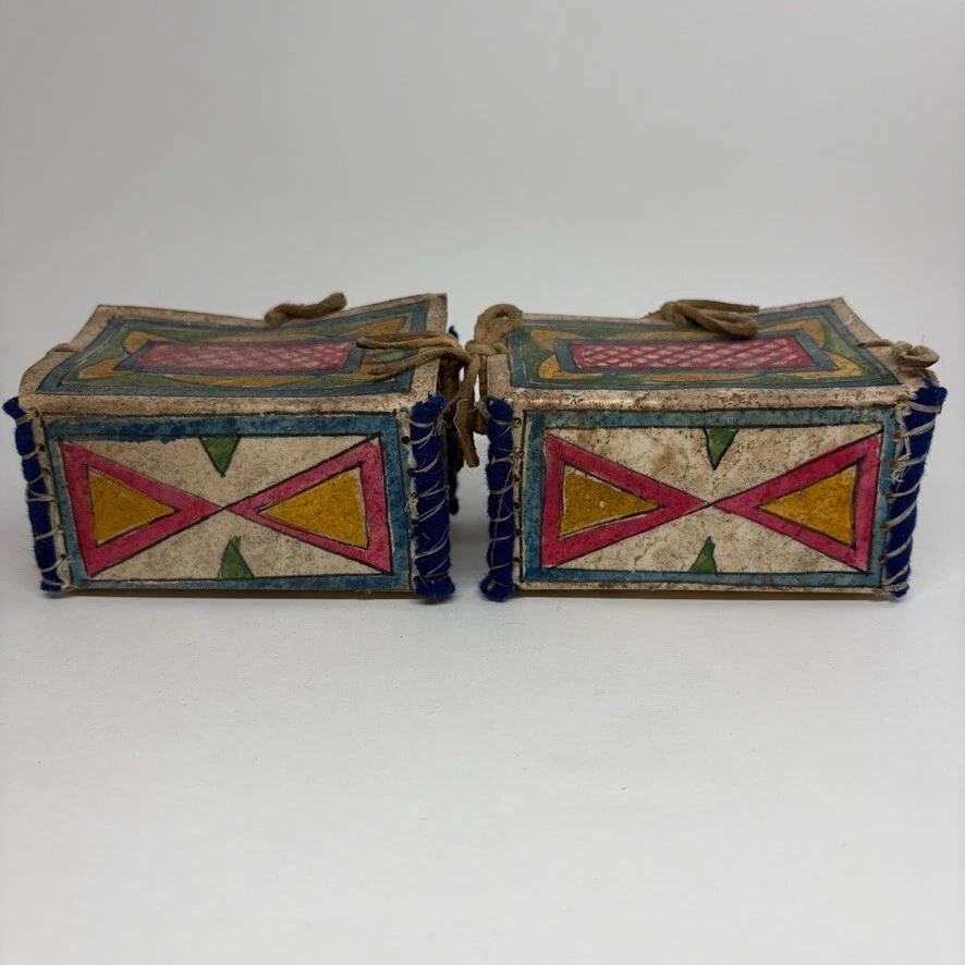 20 世纪中期 (2) 手绘玩具娃娃 Parfleche Trunks 小饰品盒 苏族印度 — 第 4/4 张图片