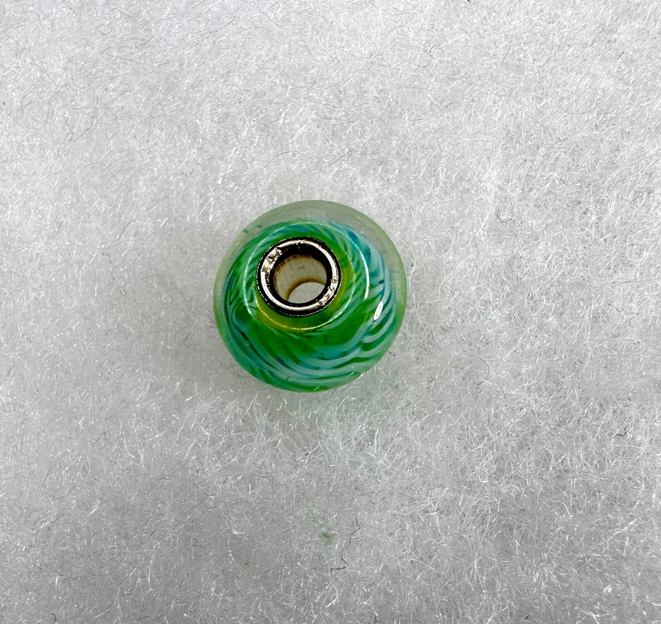 Contas de vidro de pena turquesa Trollbeads - Aposentadas - Imagem 3 de 4