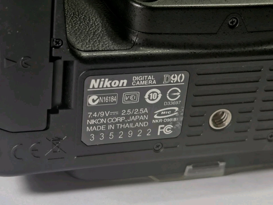 Nikon D90 Digital SLR Camera - (Kit w/ VR 18-105 mm Lens) *6 Batteries* 12mp - Image 4 of 4