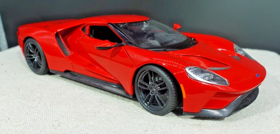 Maisto 2017 Ford GT 1:18 - Изображение 2 из 4