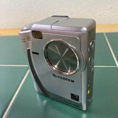 FUJIFILM FinePix 4700z Digital Camera 4.3MP Limited Silver FUJIFILM FinePix 4700z Digital Camera 4.3MP Limited Silver