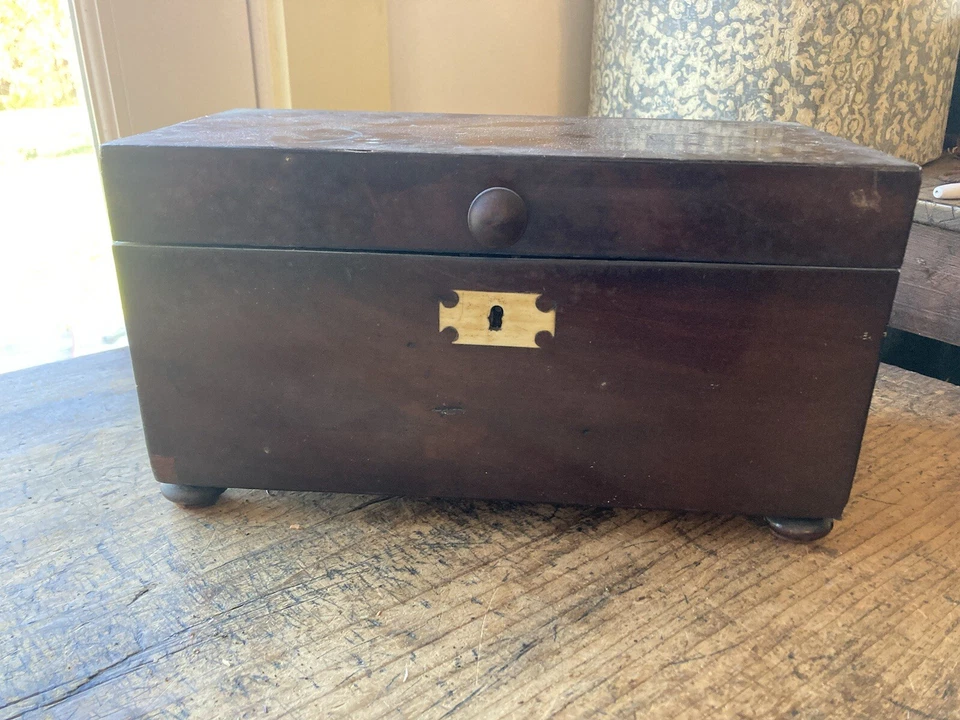 ANTIGUO CARRITO DE TÉ INGLÉS ELEGANTE DEL SIGLO XIX caja escudo de hueso con pies redondos Foto 2 de 4