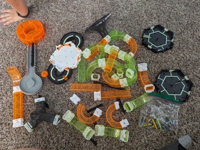 HUGE LOT of Hex Bugs and Tracks + 8 bugs + lots of funs tracks