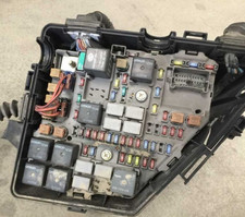 2004-2007 Cadillac CTS Engine Fuse Box Assemb...