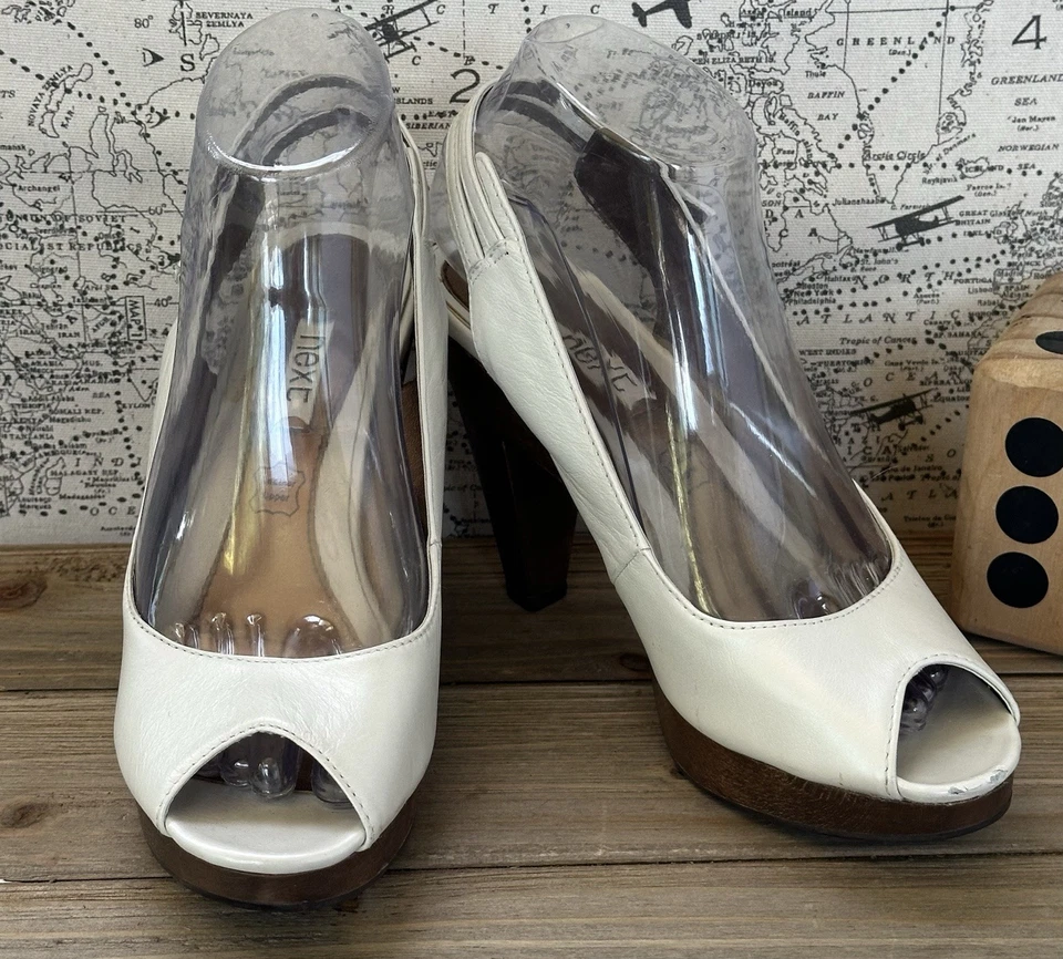 SIGUIENTE Tacones de madera con plataforma de cuero con tira trasera blancos retro años 50 talla 7 Foto 2 de 4