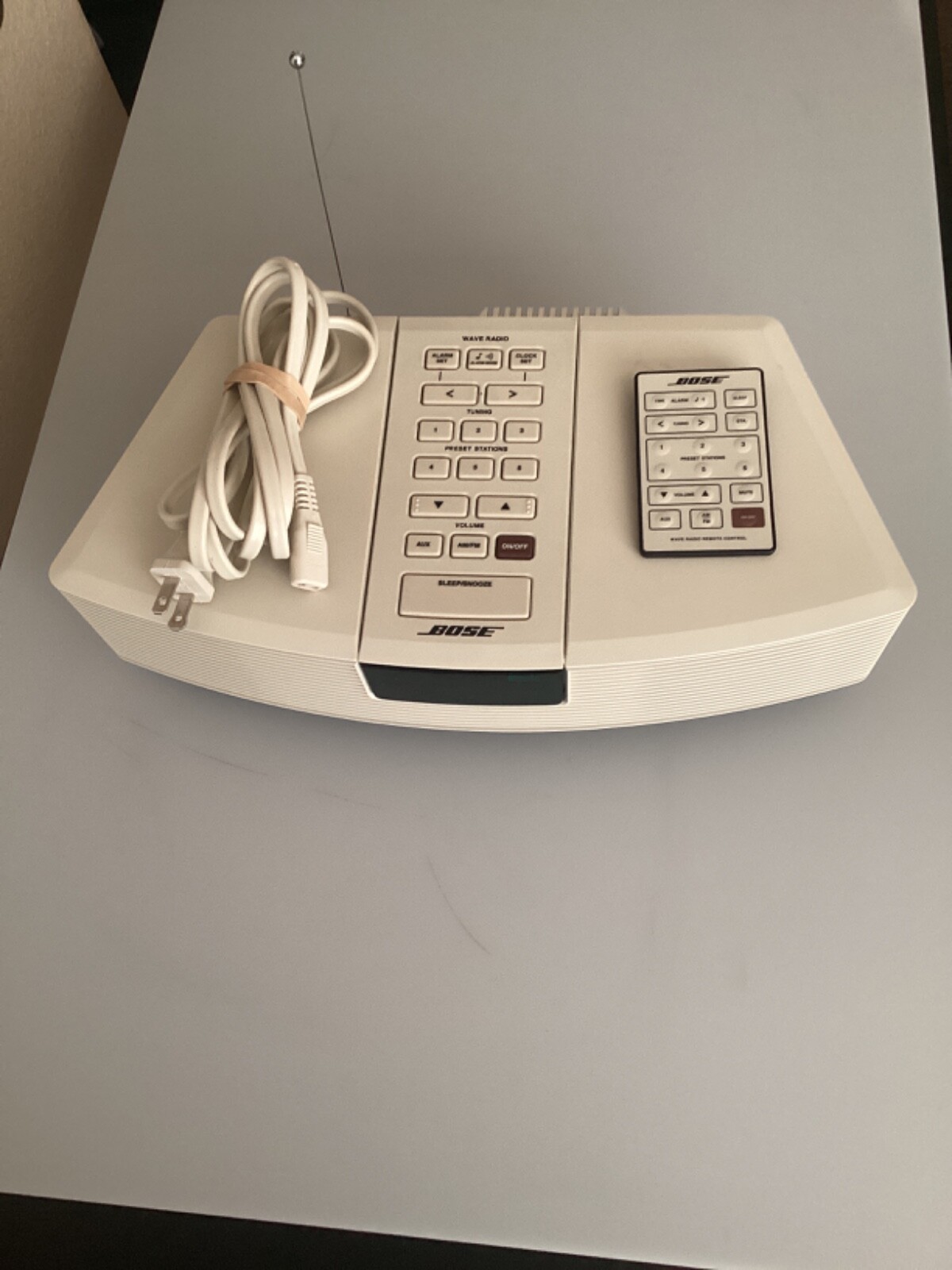 BOSE SOUND WAVE AWR113 RADIO AUX AM / FM DIGITAL ALARM CLOCK RADIO WHITE/REMOTE