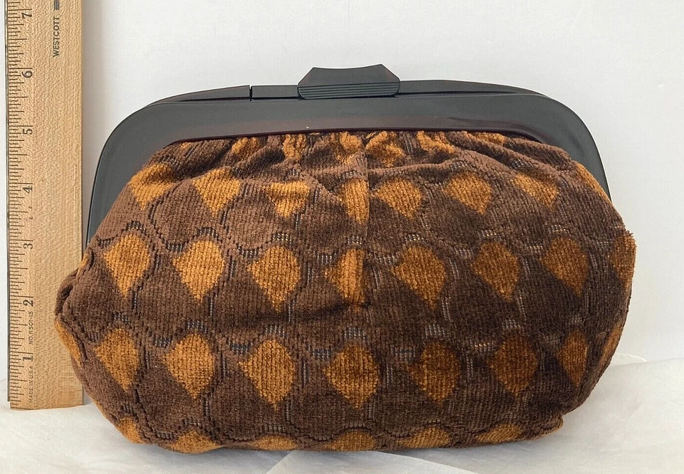 VINTAGE S.M. BOLSO DE MANO CLUTCH Co. MARRÓN Terciopelo Baquelita-¿Como Lucite? Marco/cierre Foto 4 de 4