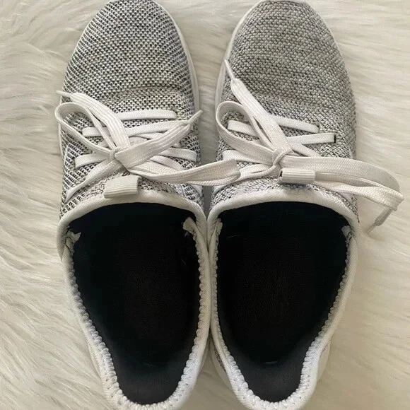 Zapatillas Adidas Gris Tejido con Cordones Blancos Talla 7.5 Foto 2 de 4