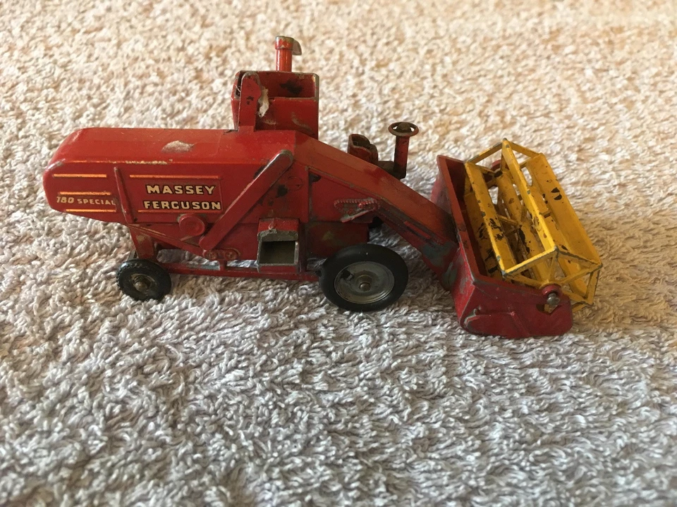 Matchbox Major Pack No.5 Massey Ferguson Combine Harvester - Image 3 of 4